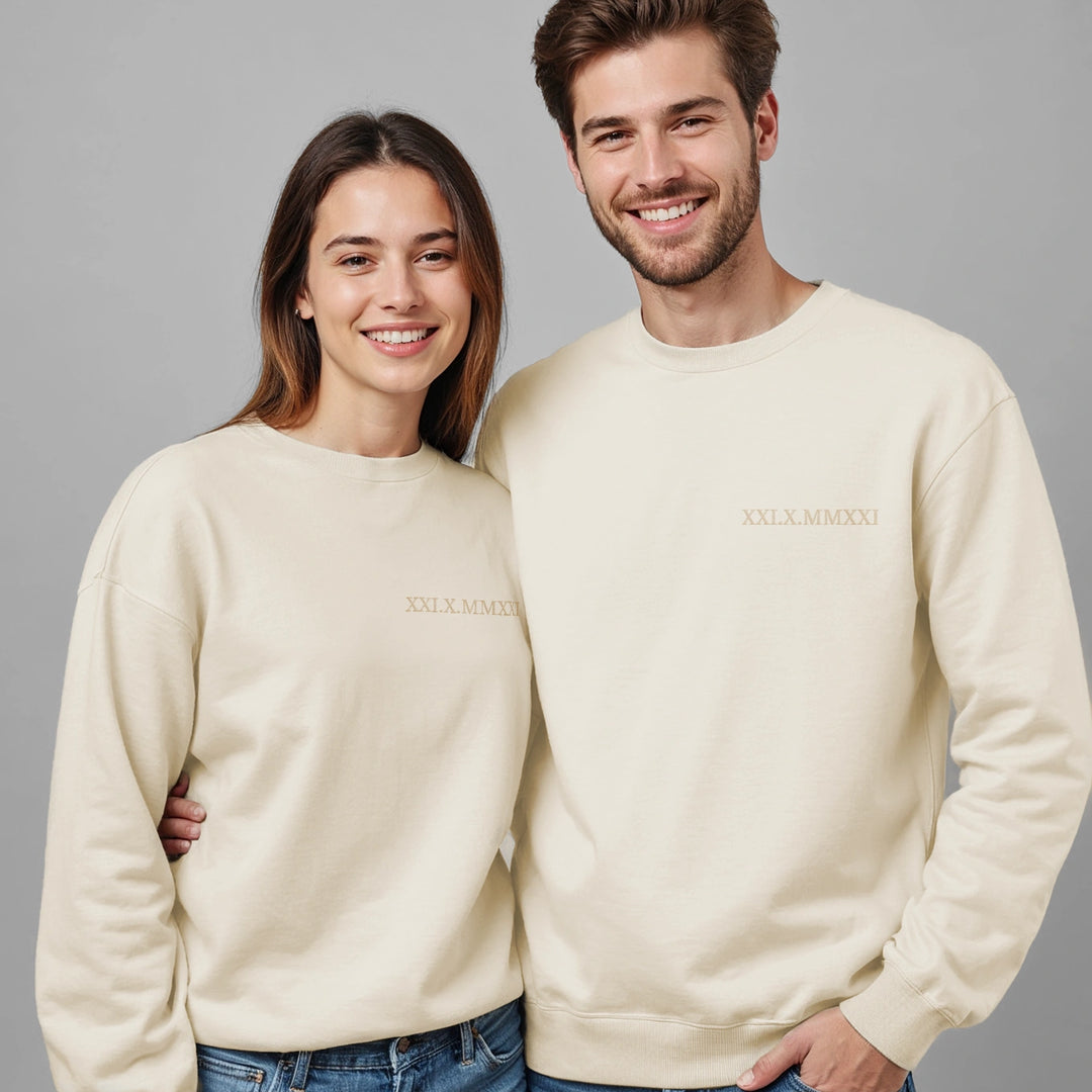 Personalisierter Sweater bestickt "Römisches Datum”