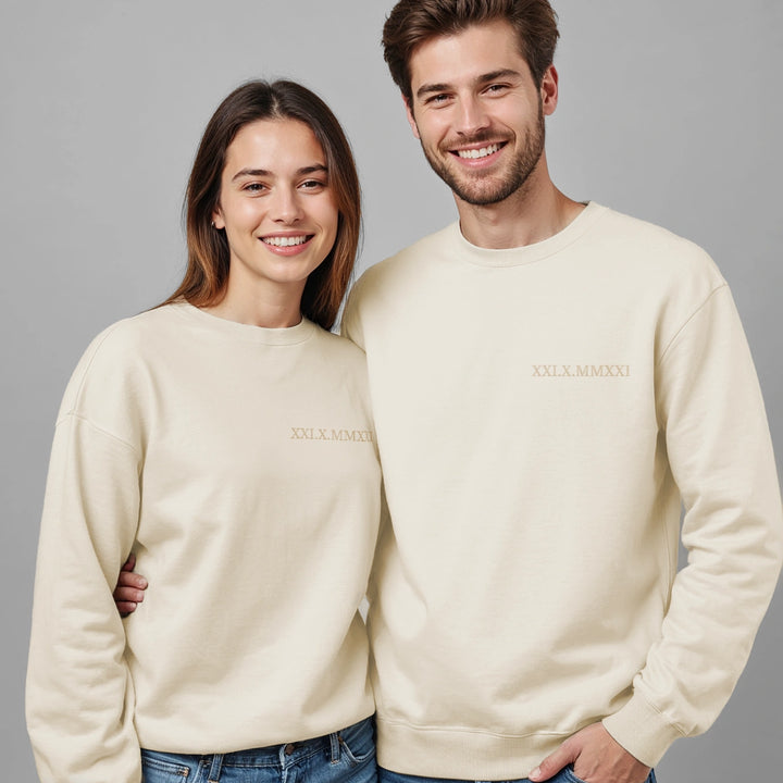 Personalisierter Sweater bestickt "Römisches Datum”