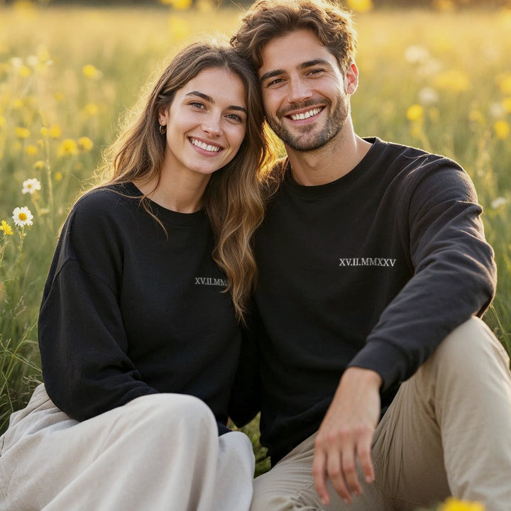 Personalisierter Sweater bestickt "Römisches Datum”