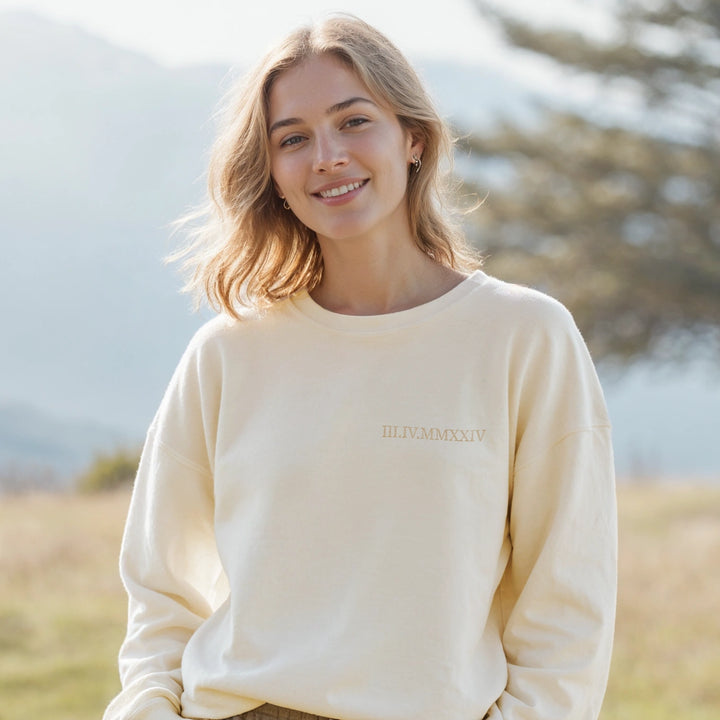 Personalisierter Sweater bestickt "Römisches Datum”