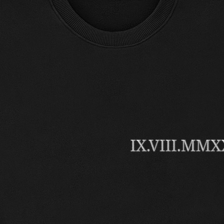 Personalisierter Sweater bestickt "Römisches Datum”