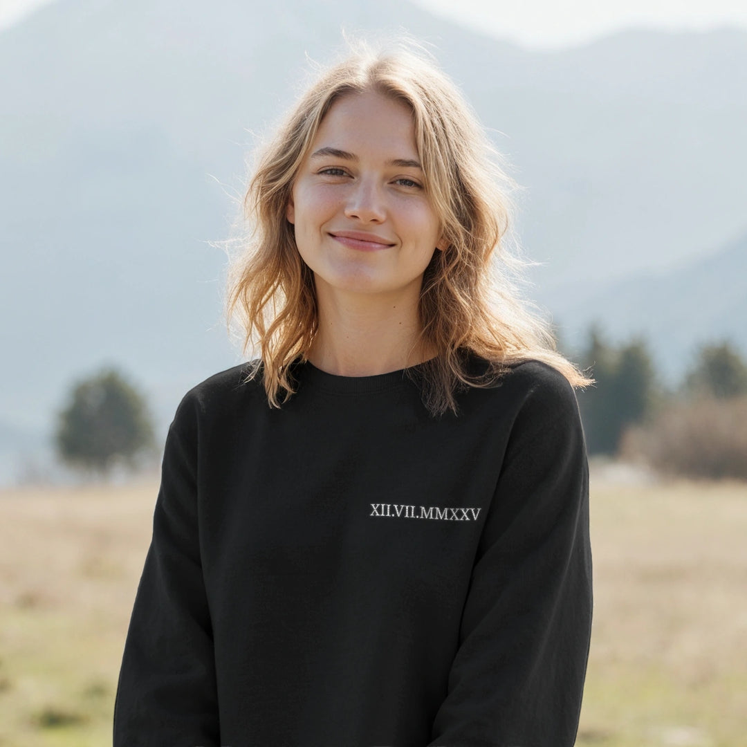 Personalisierter Sweater bestickt "Römisches Datum”