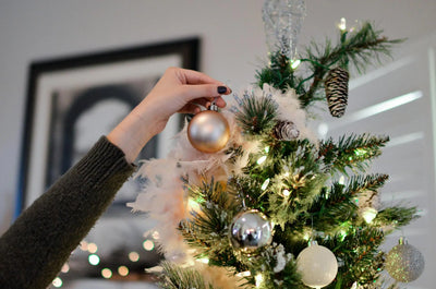 Den perfekten Weihnachtsbaum schmücken: Ideen und Tipps