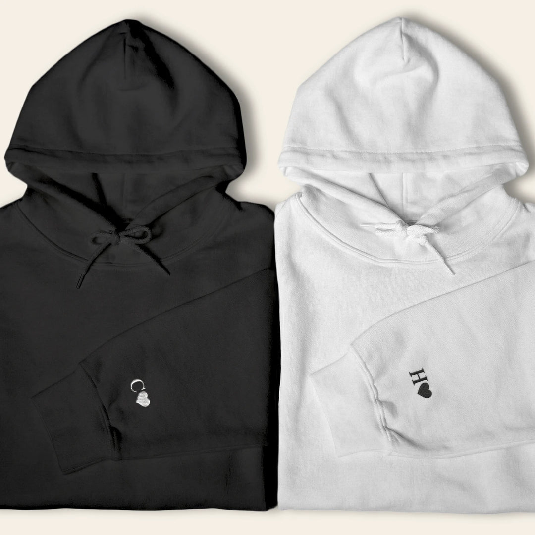 Personalisierte Partner-Hoodies mit Stick "Herz & Initialen"