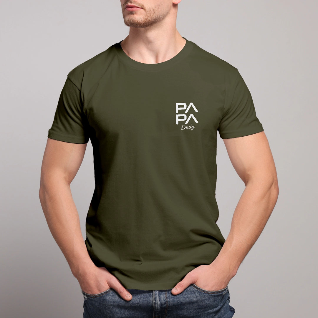 Man wearing Personalisiertes Papa T-Shirt Modern, featuring personalized children's names, showcasing its stylish design. Ideal as a heartfelt gift.