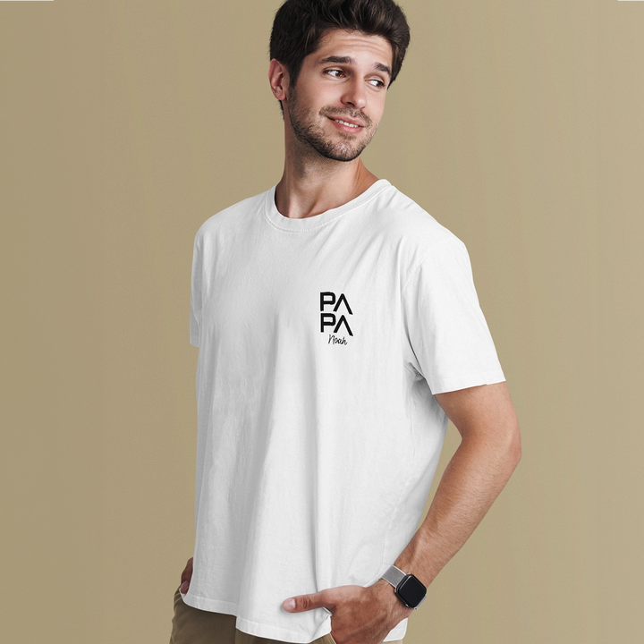 Personalisiertes Papa T-Shirt Modern with children's names, featuring a man wearing the shirt and showcasing a close-up of a watch on his wrist.