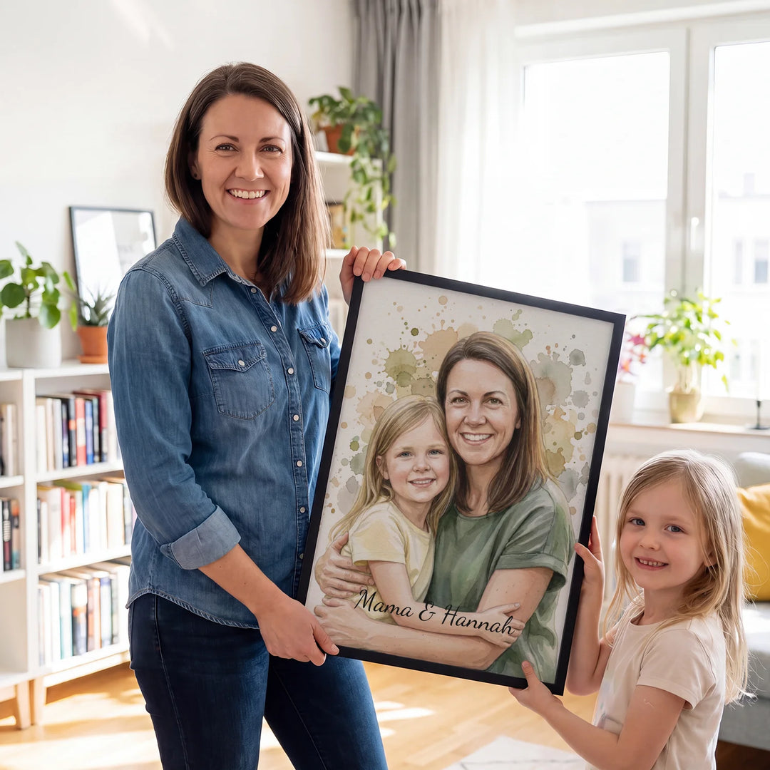 Mama und Tochter halten ihr personalisiertes Aquarell-Poster im Wohnzimmer