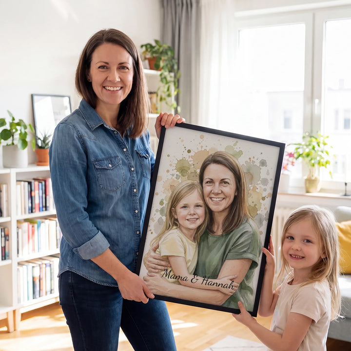 Mama und Tochter halten ihr personalisiertes Aquarell-Poster im Wohnzimmer