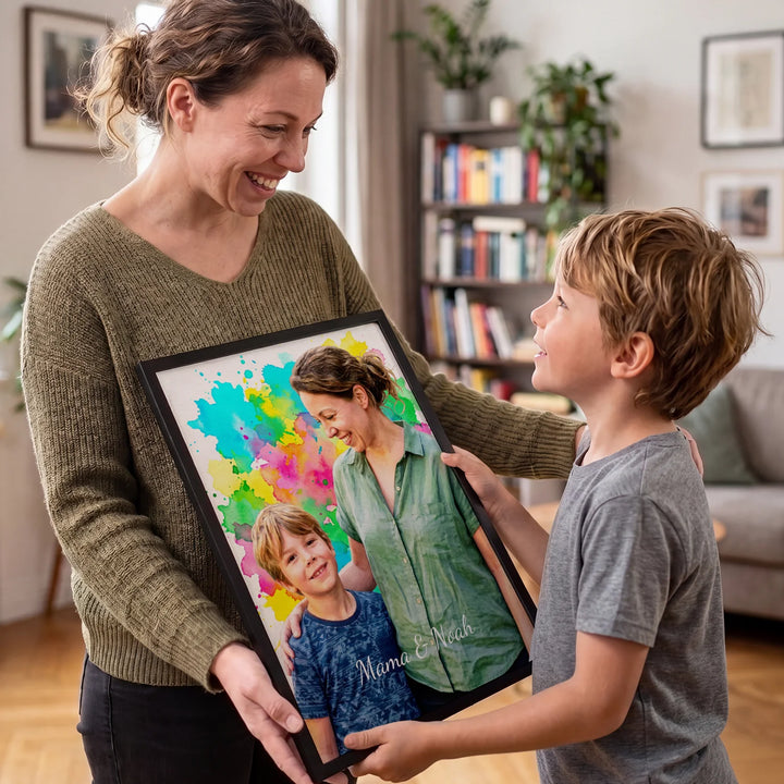 Mama und Sohn mit einem farbenfrohen Aquarell-Poster im Rainbow-Stil