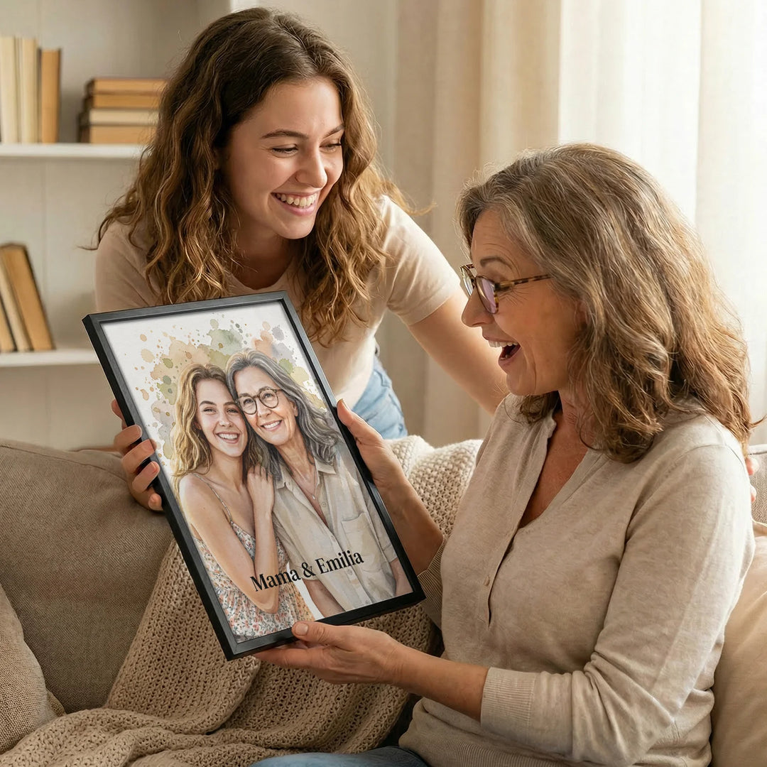 Tochter überrascht ihre Mama mit einem personalisierten Aquarell-Poster auf dem Sofa