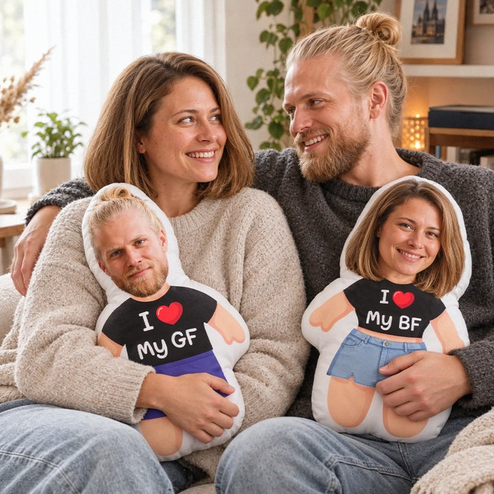 Personalisiertes 3D Kissen „Foto I Love“ als Geschenk für Paare: Mann und Frau auf dem Sofa halten Kissen mit ihren Gesichtern und Schriftzug I ❤ My GF und I ❤ My BF, famwalls