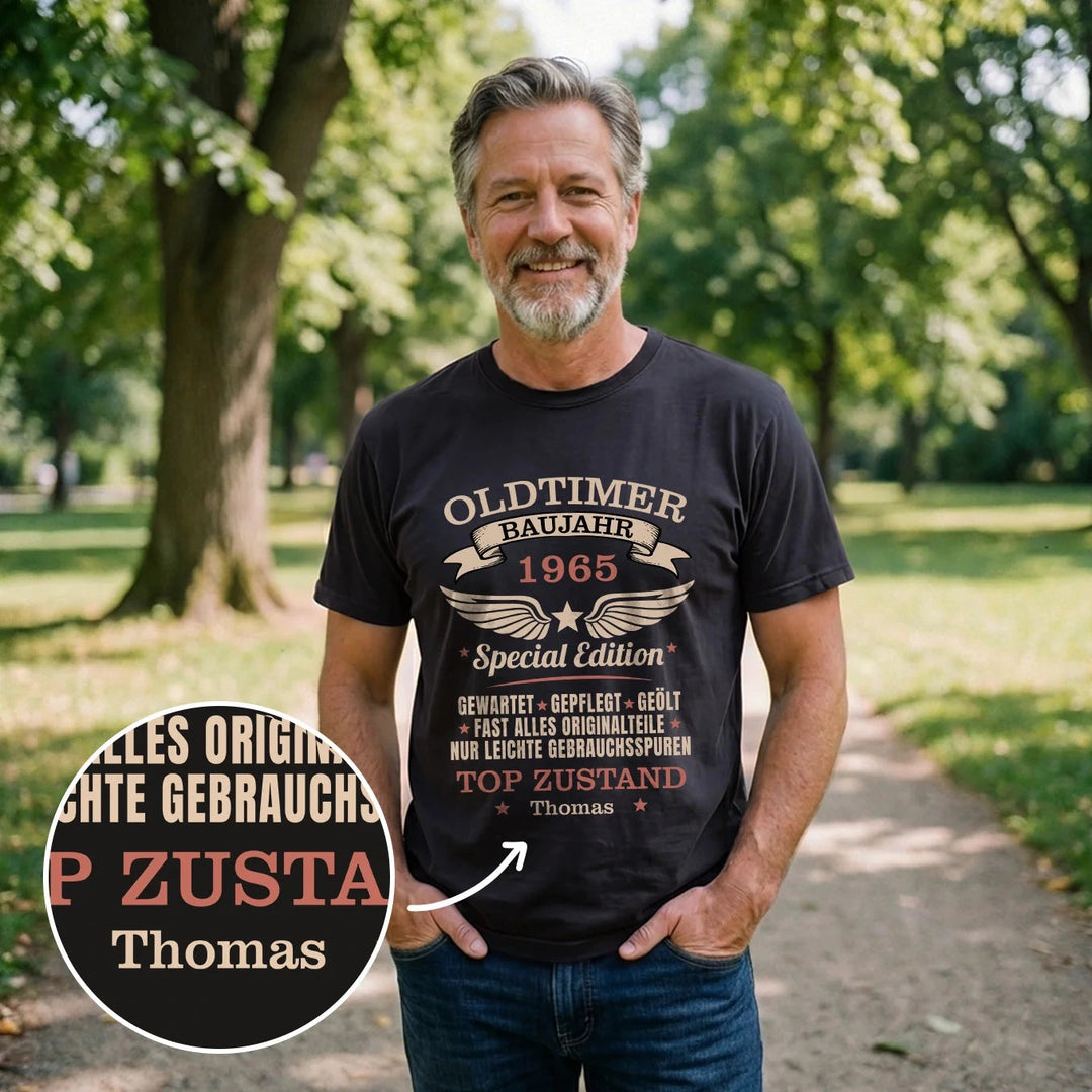 Personalisiertes T-Shirt „Oldtimer Geburtstag“ als Geschenk zum runden Geburtstag: schwarzes Shirt mit Baujahr-Emblem und Namen – famwalls