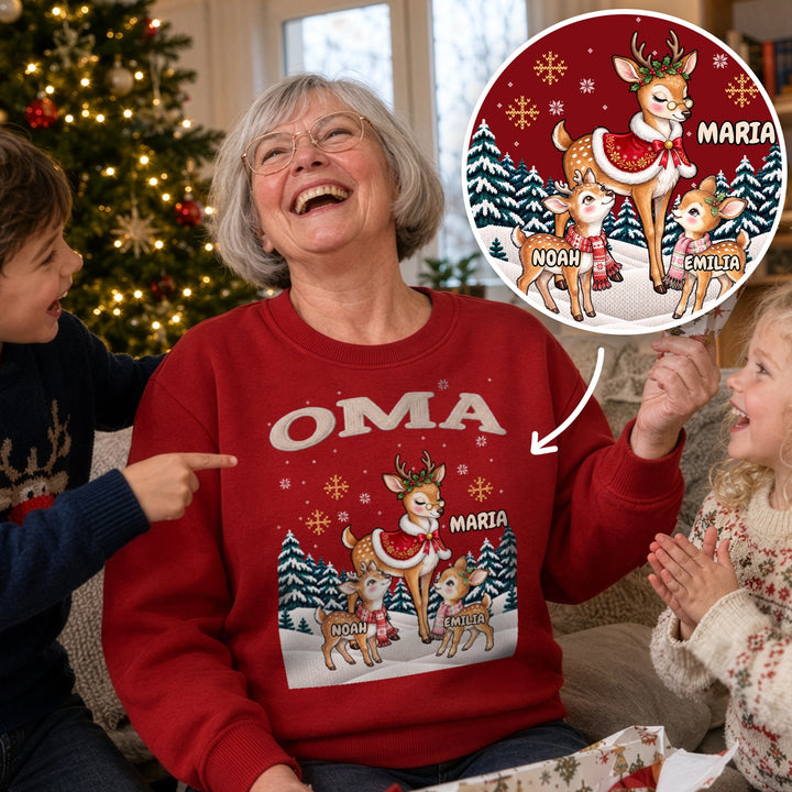 Personalisierter Sweater „Weihnachtsrentier“ als Geschenk für Oma: roter Weihnachtssweater mit Titel OMA, Rentiermama mit dem Namen Maria und Rentierkindern mit den Namen der Enkel, famwalls