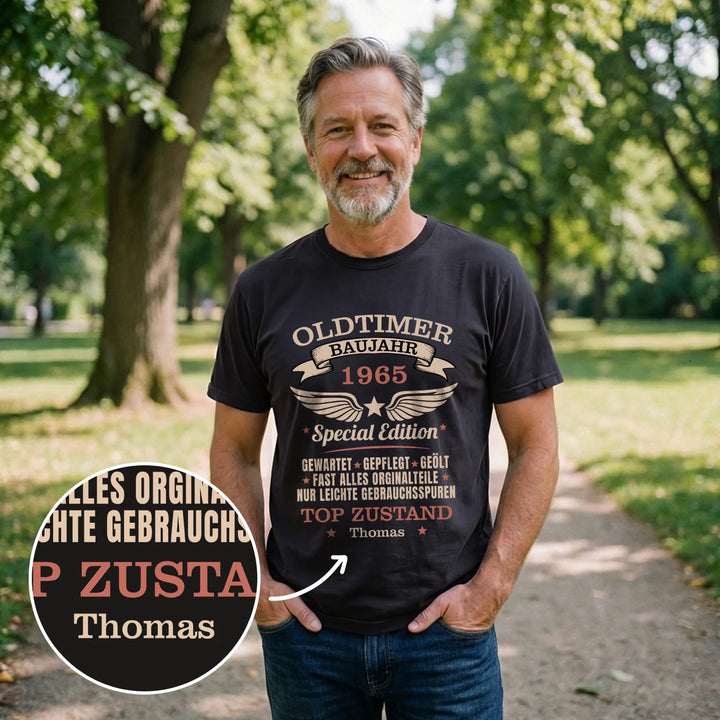 Personalisiertes T-Shirt „Oldtimer Geburtstag“ als Geschenk zum runden Geburtstag: schwarzes Shirt mit Baujahr-Emblem und Namen – famwalls