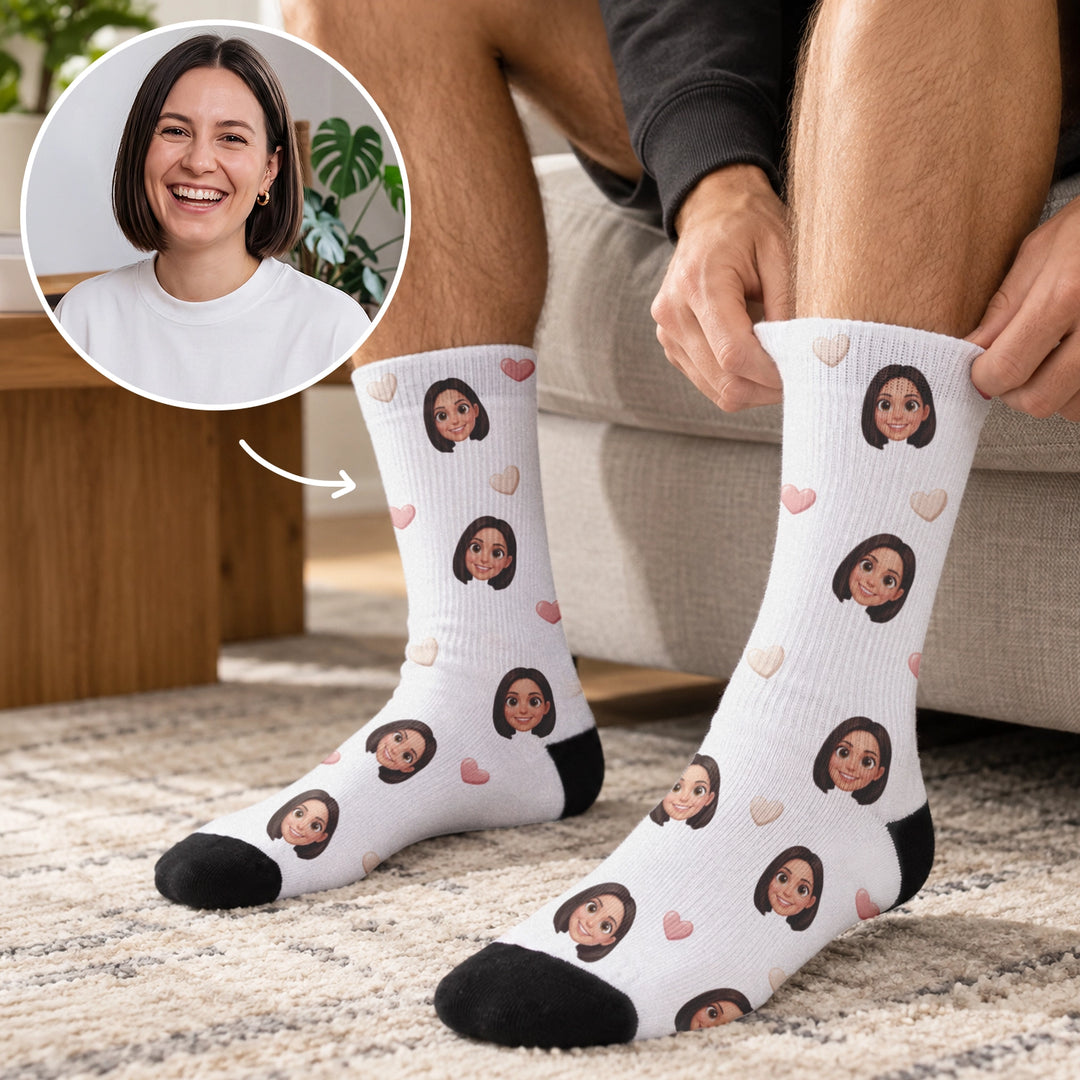 Personalisierte Socken „Comic Köpfe“ mit Foto als Geschenk für Partner: Gesicht als Comic-Kopf mit Herzen auf weißen Socken, famwalls