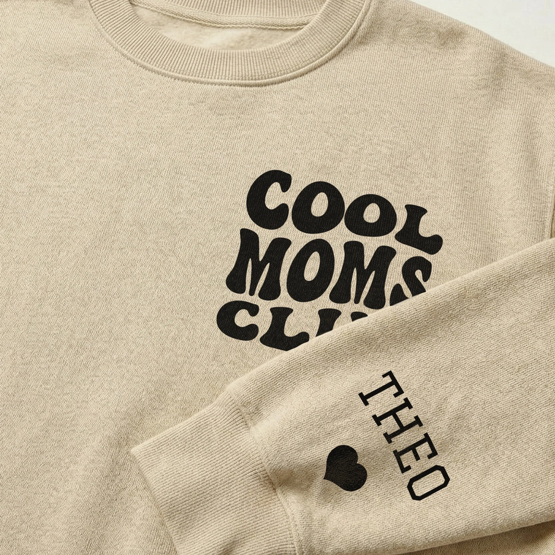 Personalisierter Sweater "Cool Moms Club" mit Ärmeldruck