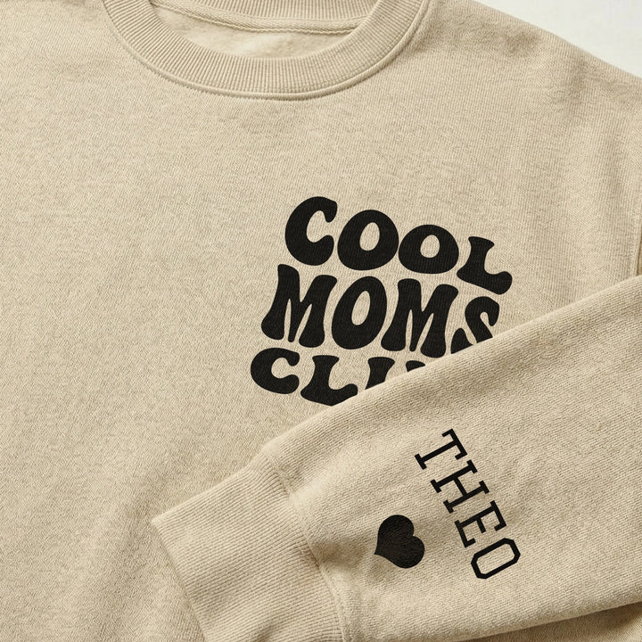 Personalisierter Sweater "Cool Moms Club" mit Ärmeldruck