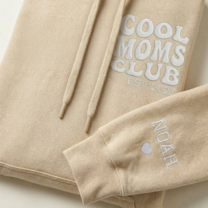 Personalisierter Hoodie bestickt "Cool Moms Club"
