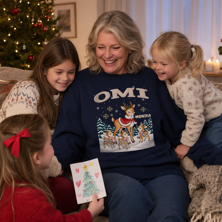 Omi im dunkelblauen Weihnachtsrentier-Sweater mit dem Namen Monika, umringt von ihren Enkelinnen