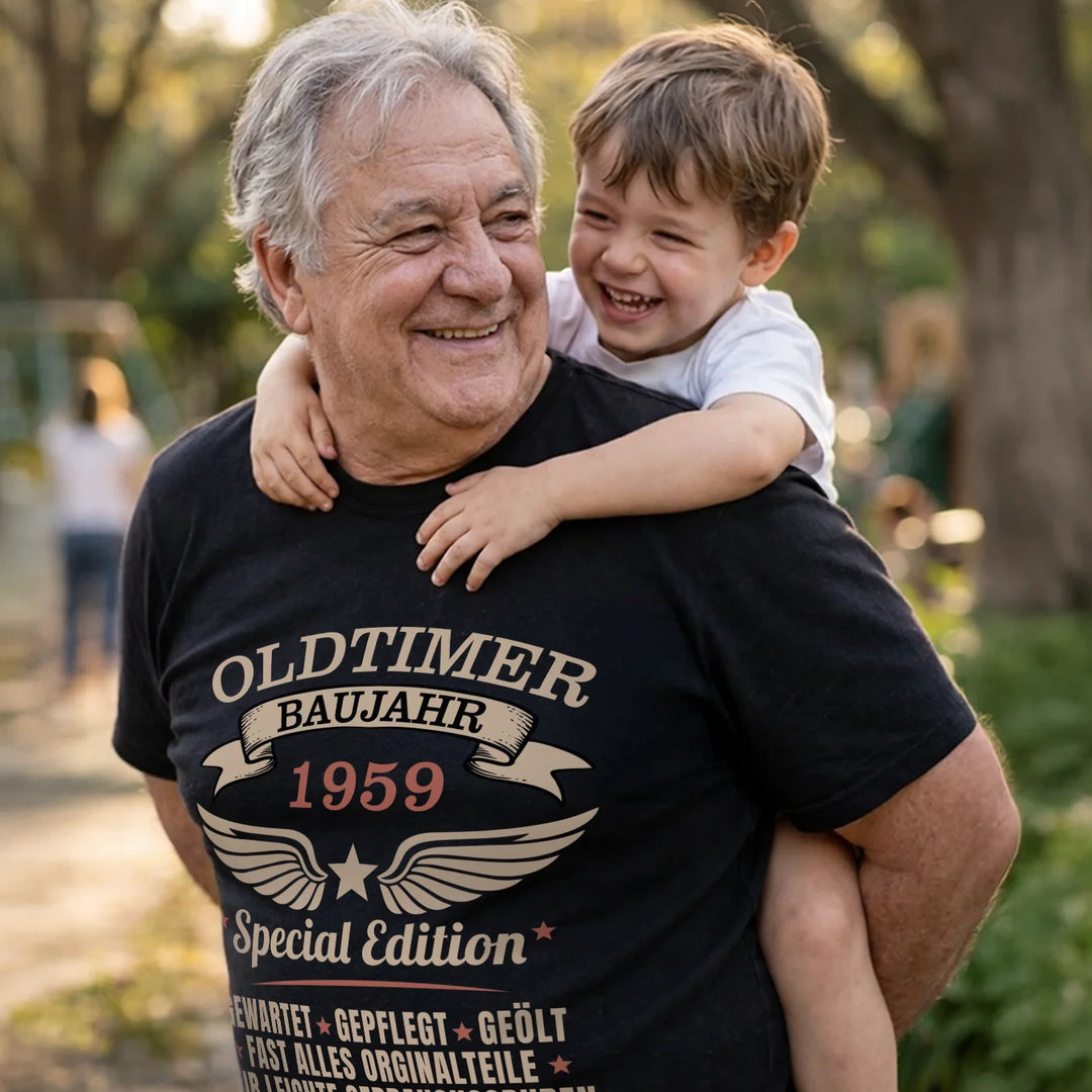 Großvater trägt Enkel huckepack im schwarzen Oldtimer-T-Shirt mit Baujahr