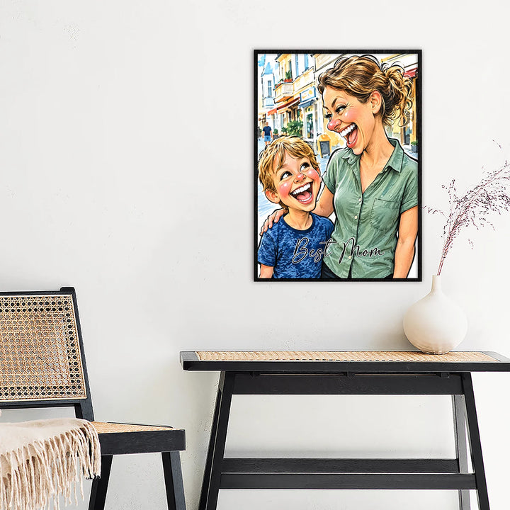 Gerahmtes Sketch-Poster mit Mama, Sohn und Schriftzug Best Mom über einer Konsole