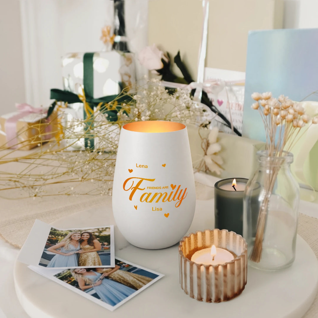 Weißes Windlicht „Friends are Family“ mit Namen neben Fotos von zwei Freundinnen