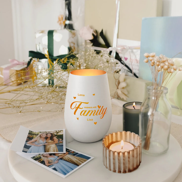 Weißes Windlicht „Friends are Family“ mit Namen neben Fotos von zwei Freundinnen