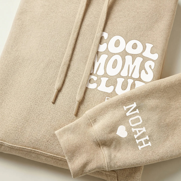 Personalisierter Hoodie “Cool Moms Club” mit Ärmeldruck