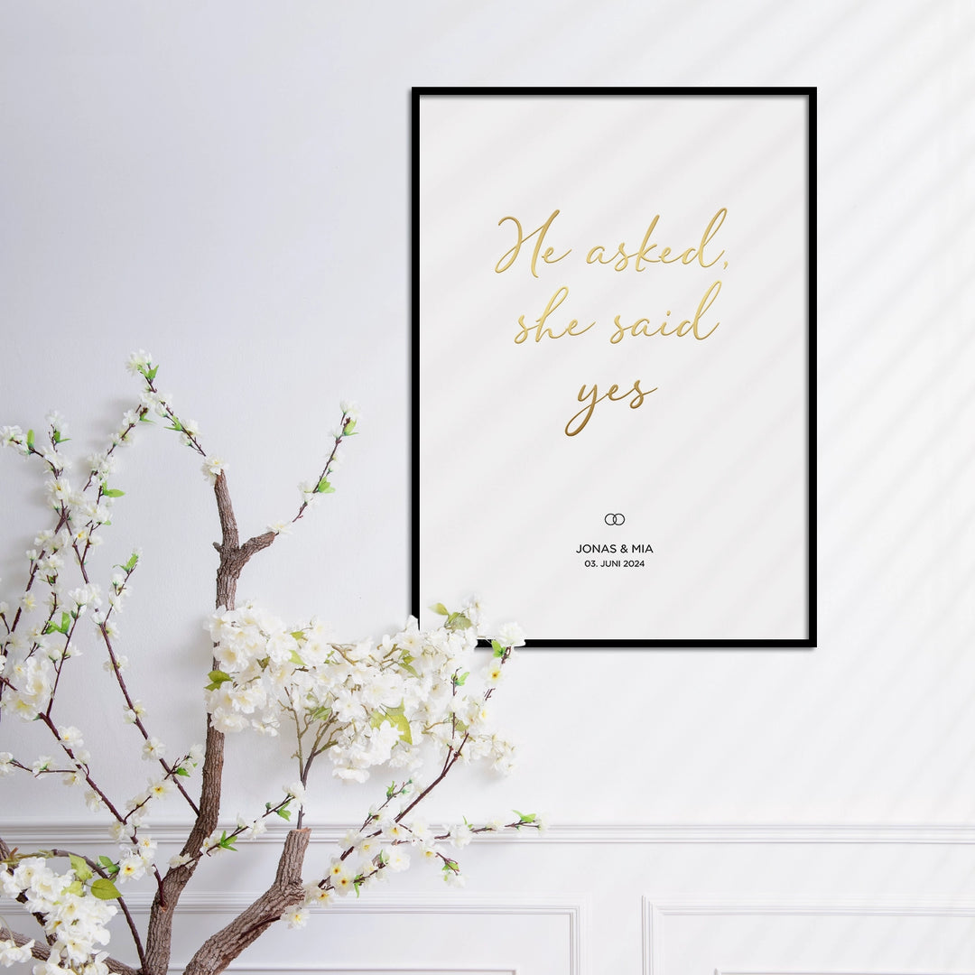 Hochzeitsposter "He asked, she said yes" mit Goldschrift famwalls