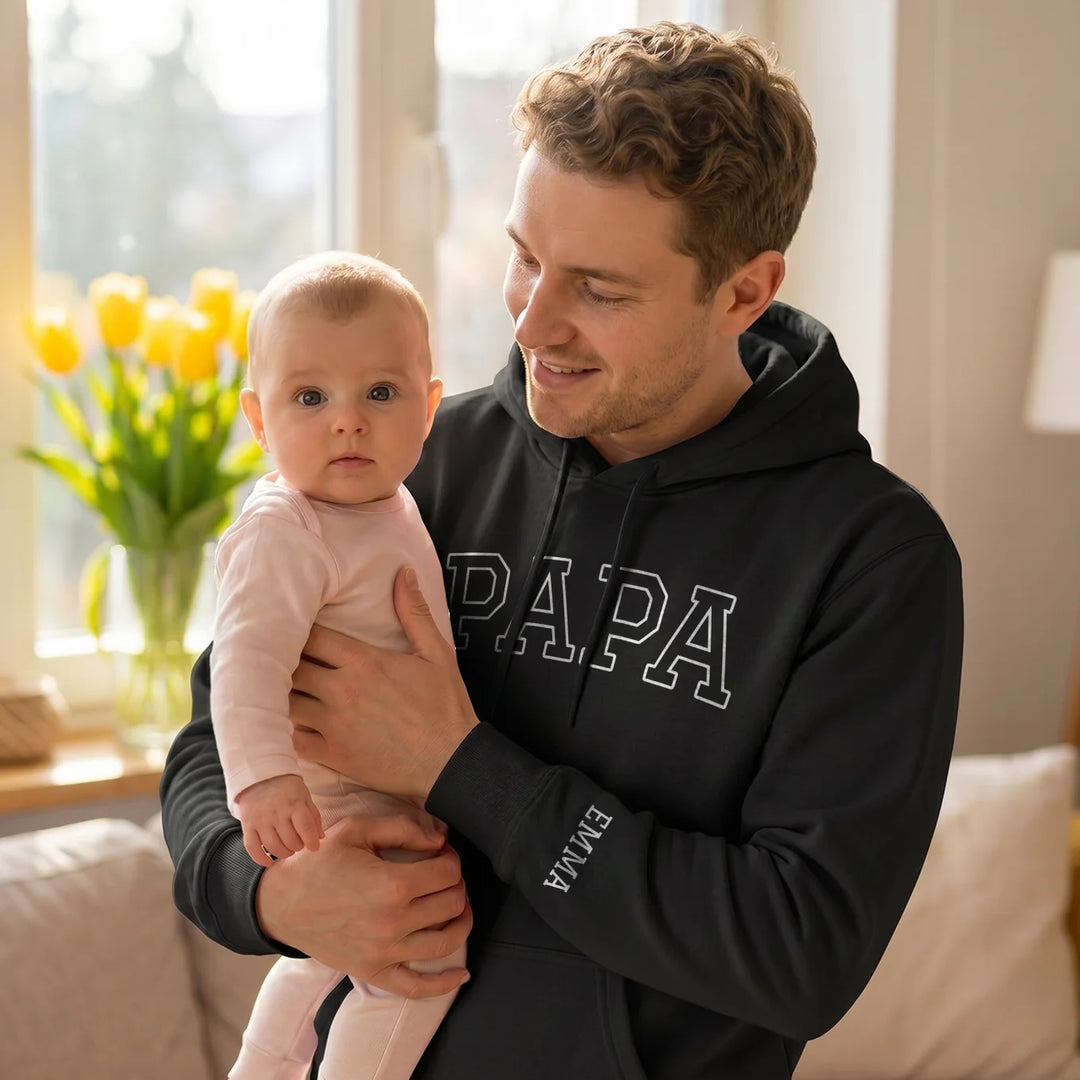 Personalisierter Hoodie "PAPA" mit Ärmeldruck