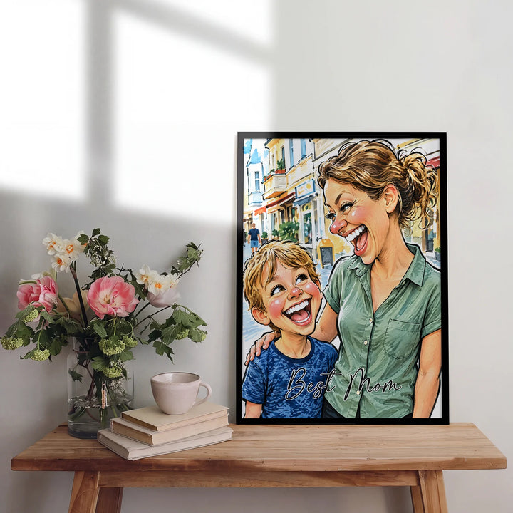 Sketch-Poster mit Mama, Sohn und Schriftzug Best Mom auf einem Holztisch mit Blumen