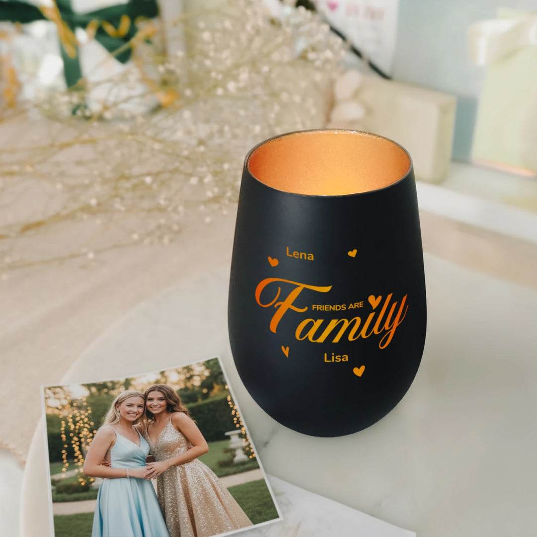 Schwarzes Windlicht „Friends are Family“ mit zwei Namen neben einem Foto von zwei Freundinnen