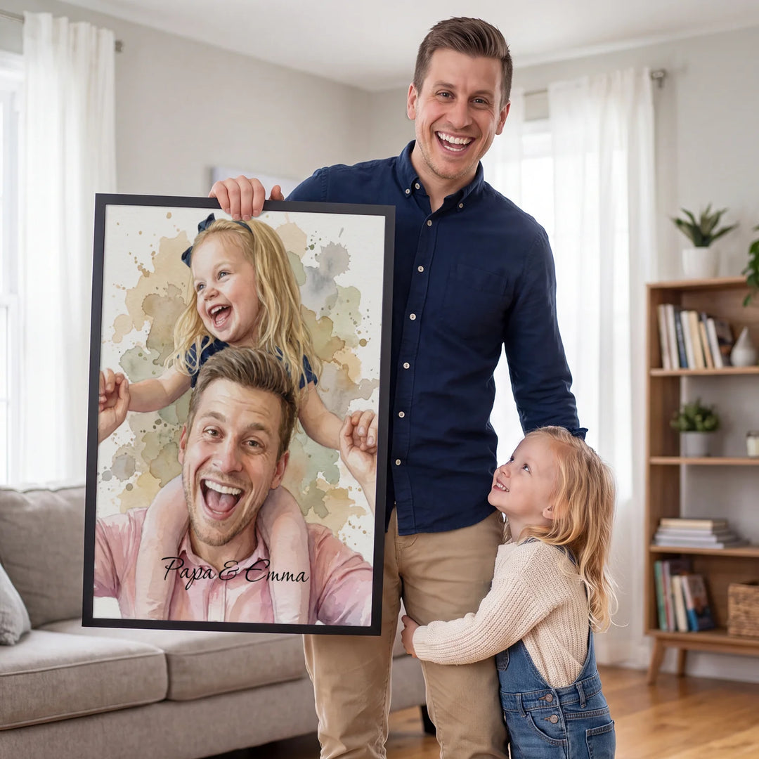 Papa und Tochter halten lachend ihr personalisiertes Aquarell-Poster im Wohnzimmer