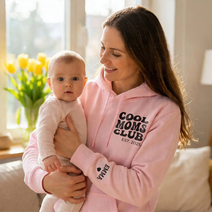 Personalisierter Hoodie “Cool Moms Club” mit Ärmeldruck