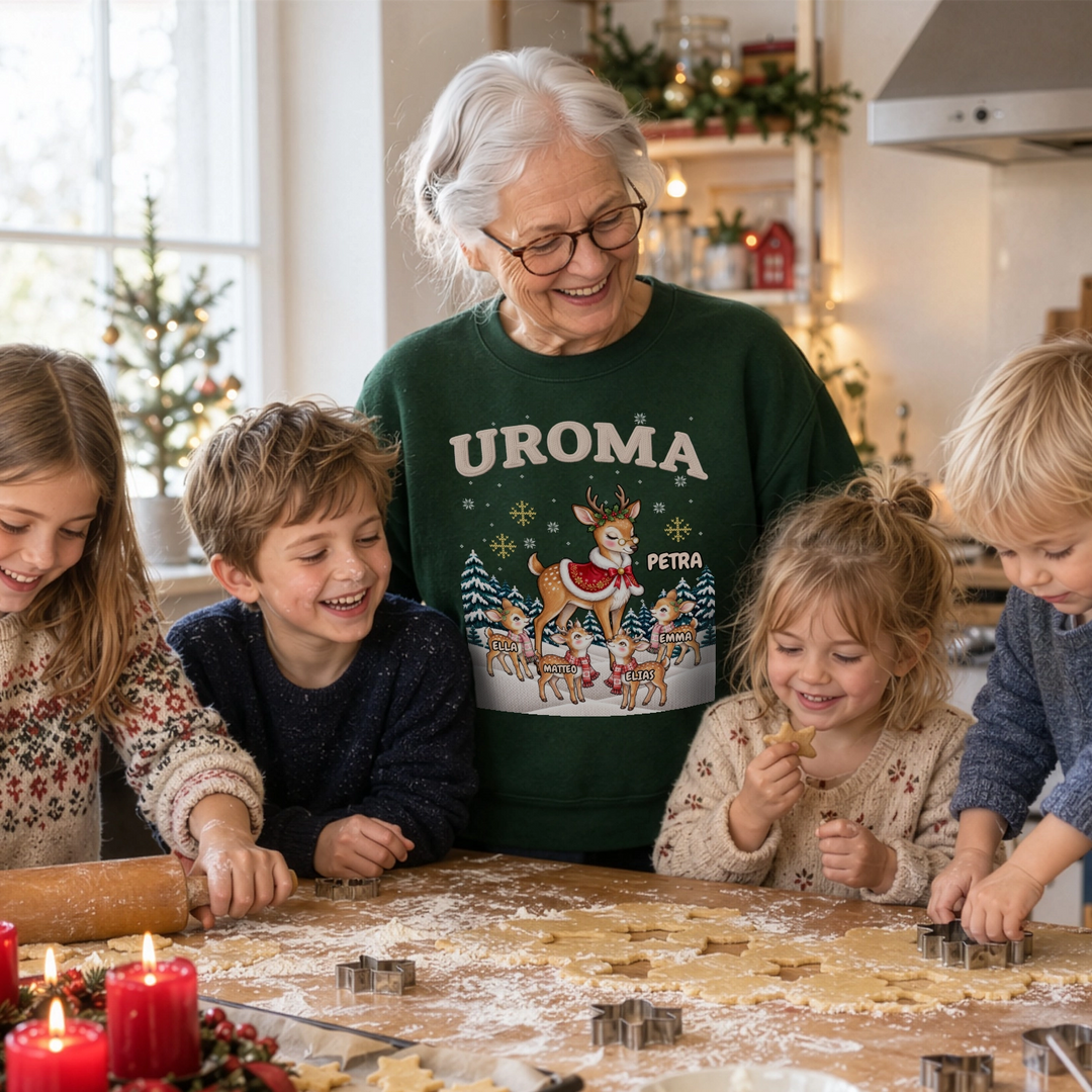 Uroma im dunkelgrünen Sweater mit Rentierfamilie beim Plätzchenbacken mit den Urenkeln