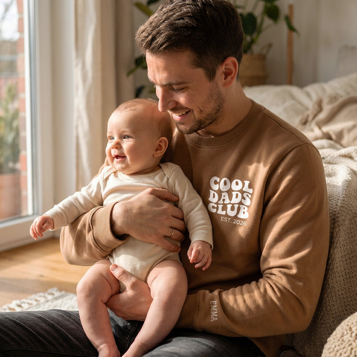 Personalisierter Sweater "Cool Dads Club" mit Ärmeldruck