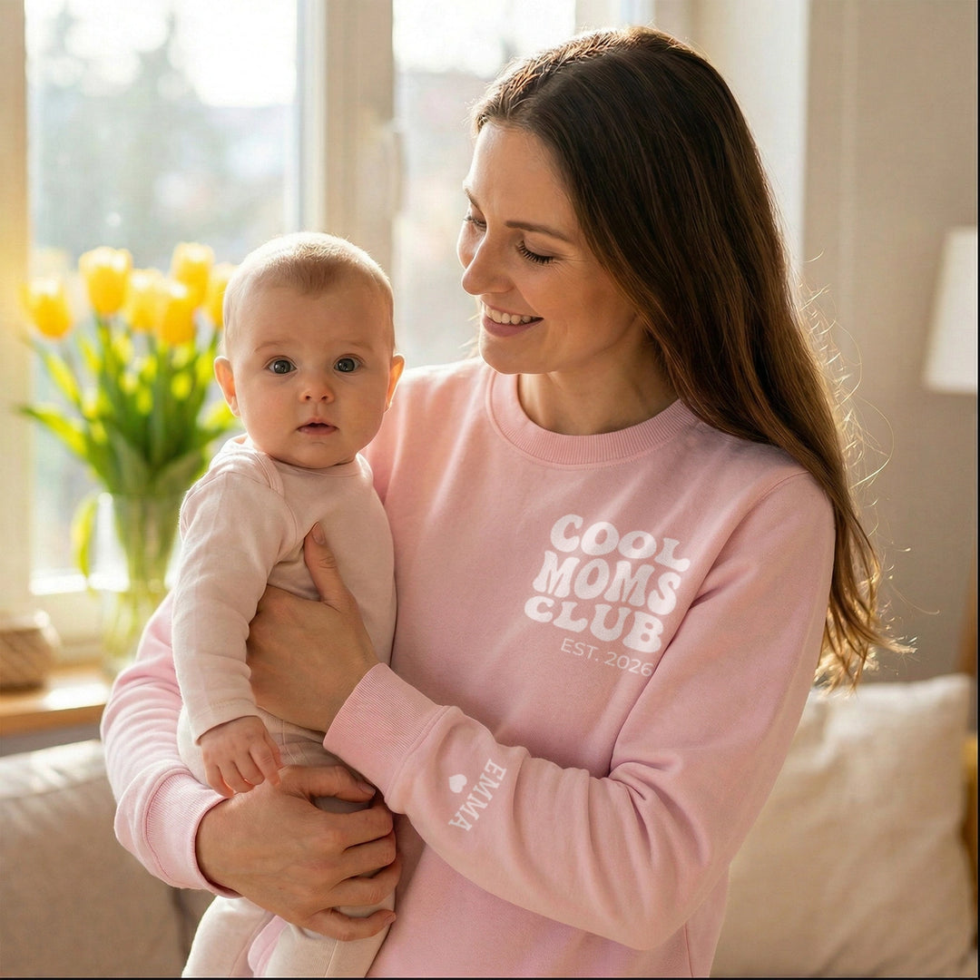 Personalisierter Sweater "Cool Moms Club" mit Ärmeldruck