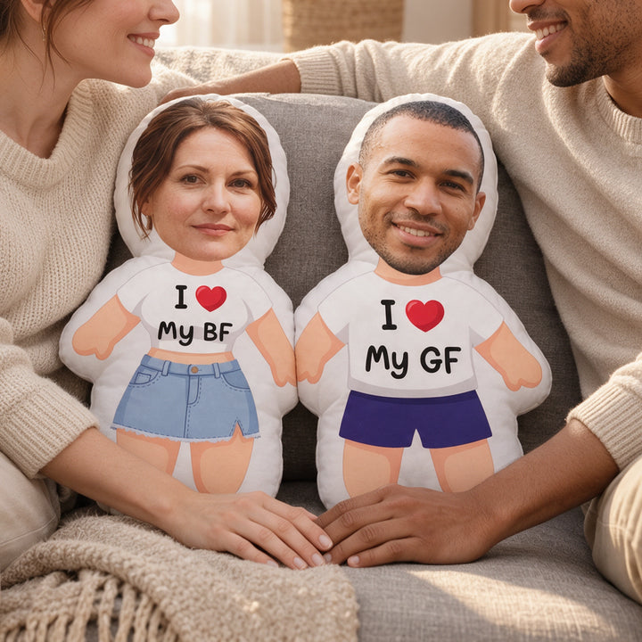 Paar auf dem Sofa mit zwei 3D Fotokissen in weißen T-Shirts, Jeansrock und Shorts