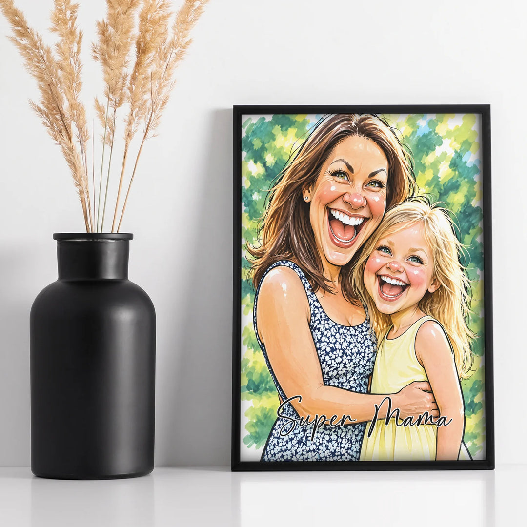 Gerahmtes Sketch-Poster mit Mama, Tochter und Schriftzug Super Mama neben einer schwarzen Vase