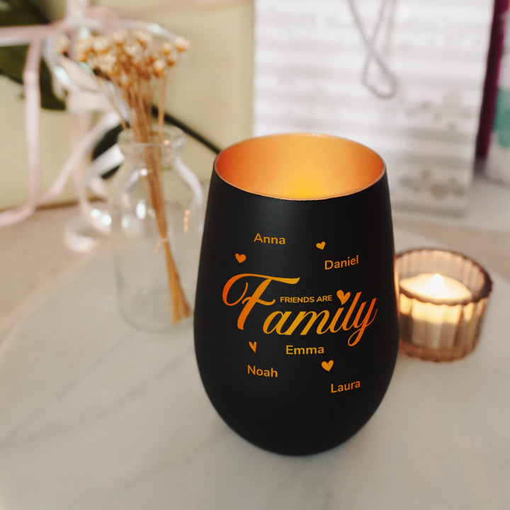 Schwarzes Windlicht „Friends are Family“ mit sechs Namen und Herzen
