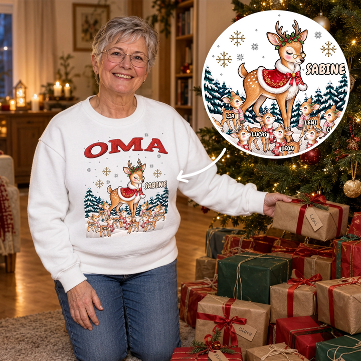 Oma im weißen Sweater mit rotem OMA-Schriftzug und acht Enkelnamen auf den Rentierkindern vor dem Weihnachtsbaum