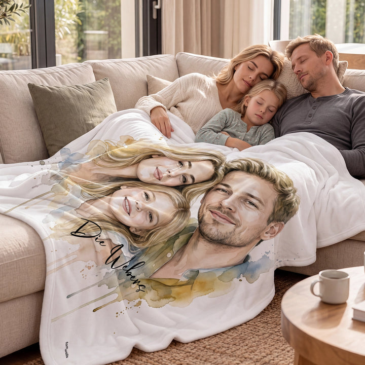 Familie kuschelt auf dem Sofa unter der Decke mit ihrer Aquarell-Illustration