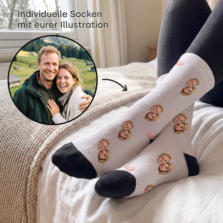 Aus dem Foto eines Paares werden Comic-Köpfe auf weißen Socken mit Herzen