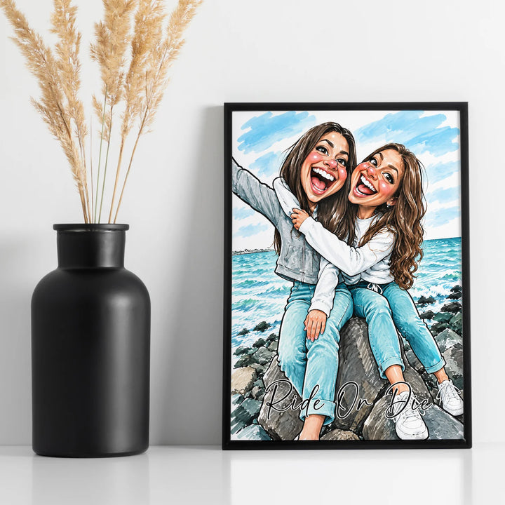 Gerahmtes Poster mit zwei Freundinnen am Meer neben einer schwarzen Vase