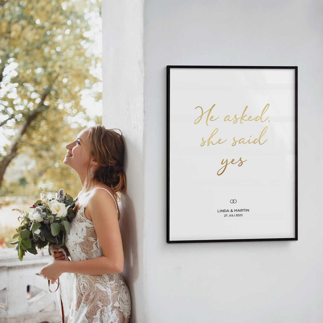 Hochzeitsposter "He asked, she said yes" mit Goldschrift famwalls