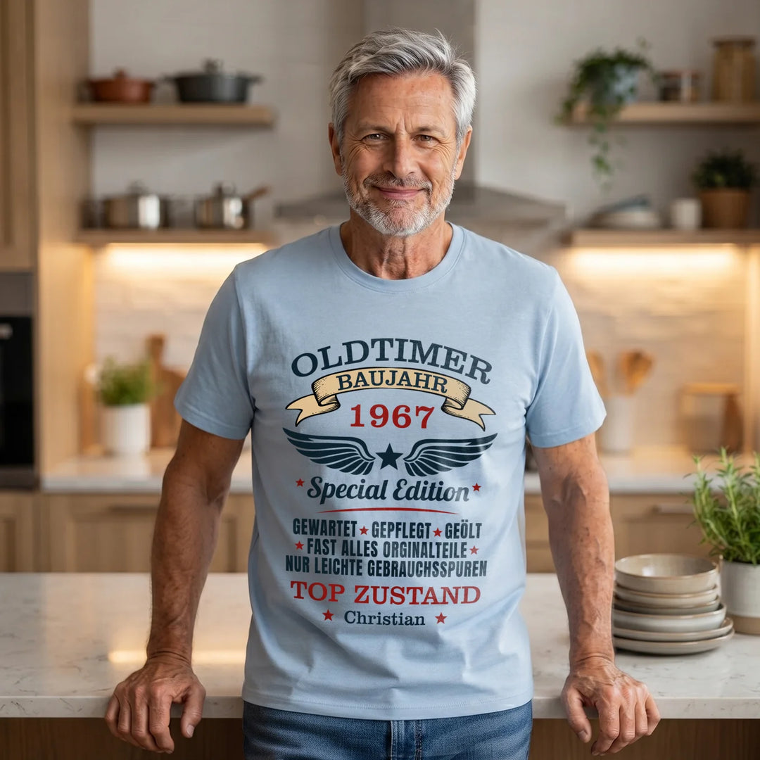 Mann im hellblauen Oldtimer-Geburtstags-T-Shirt mit Namen in der Küche