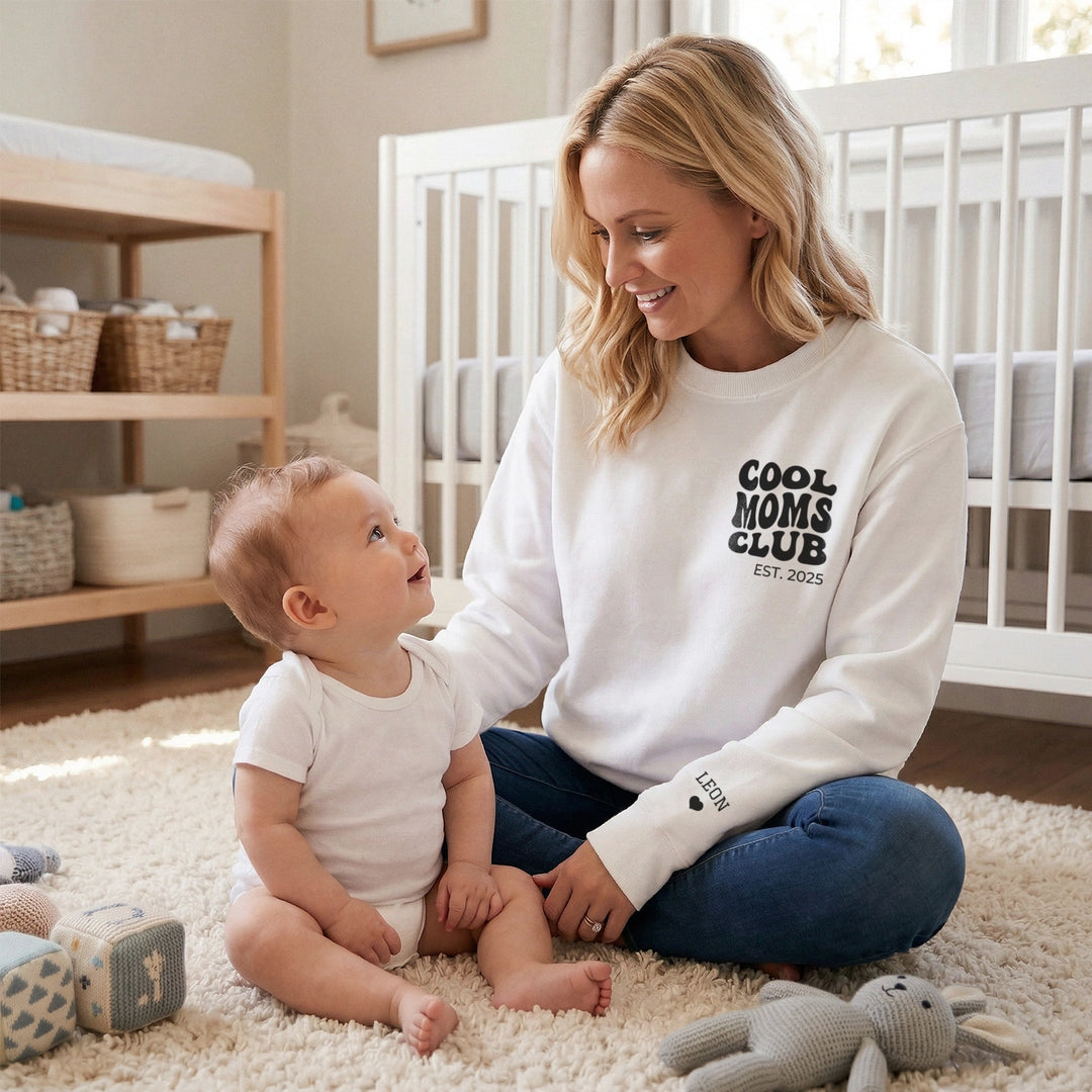 Personalisierter Sweater "Cool Moms Club" mit Ärmeldruck