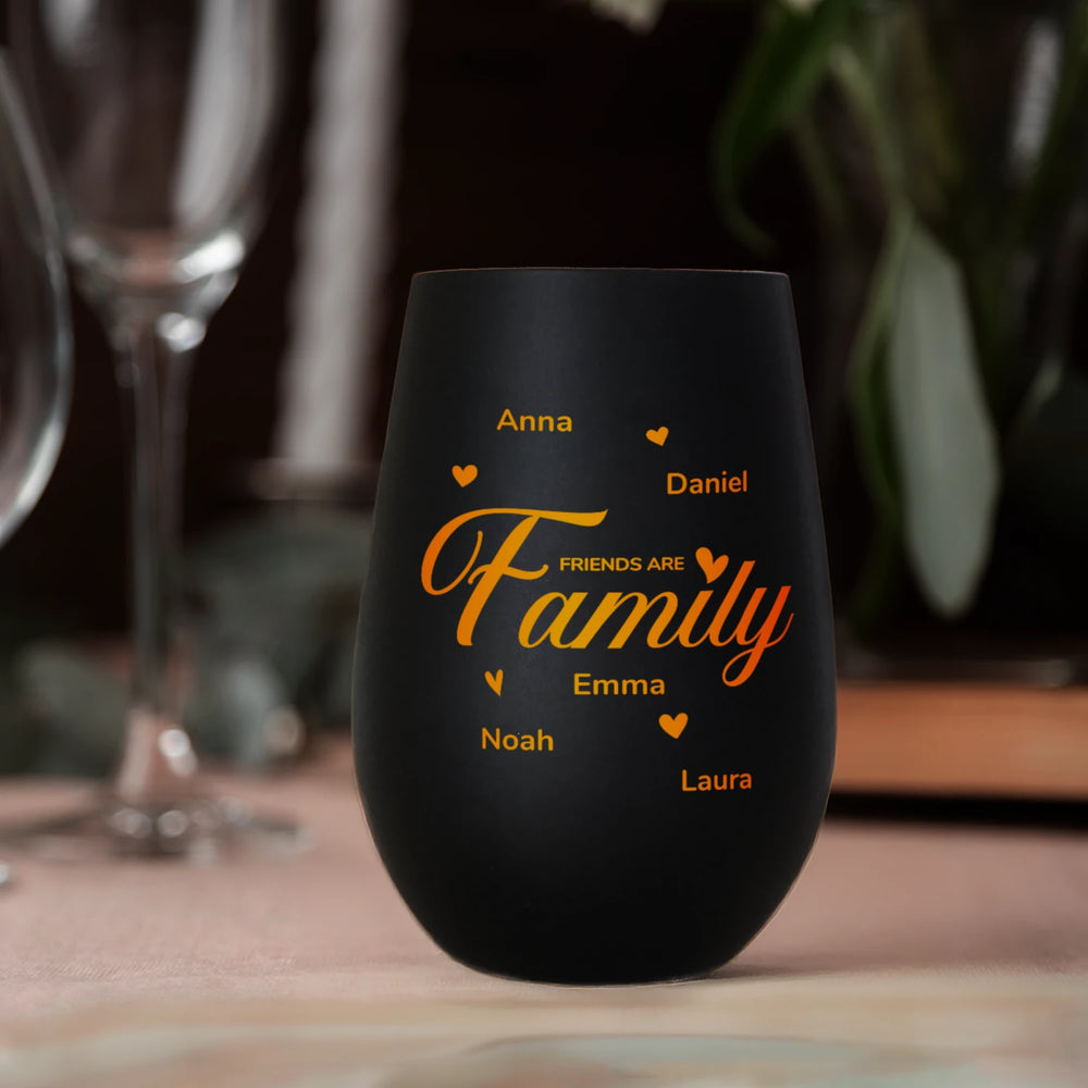 Schwarzes Windlicht „Friends are Family“ mit Namen und Herzen auf einem Tisch