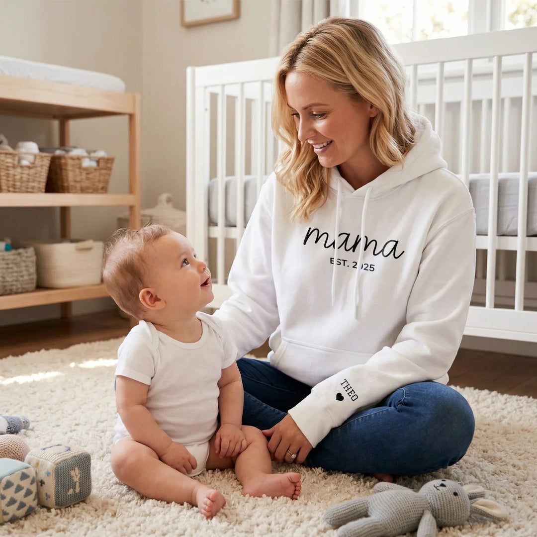 Personalisierter Hoodie "Mama Herz" mit Ärmeldruck