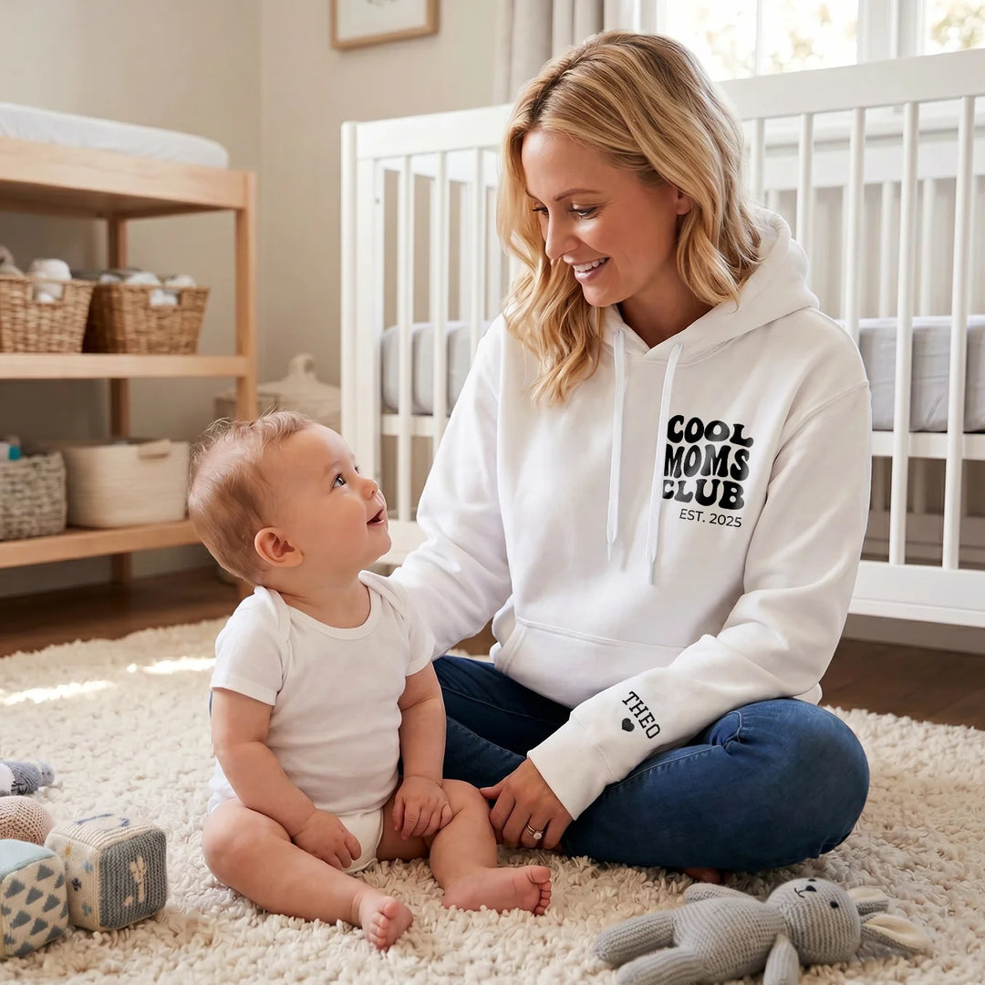 Personalisierter Hoodie “Cool Moms Club” mit Ärmeldruck